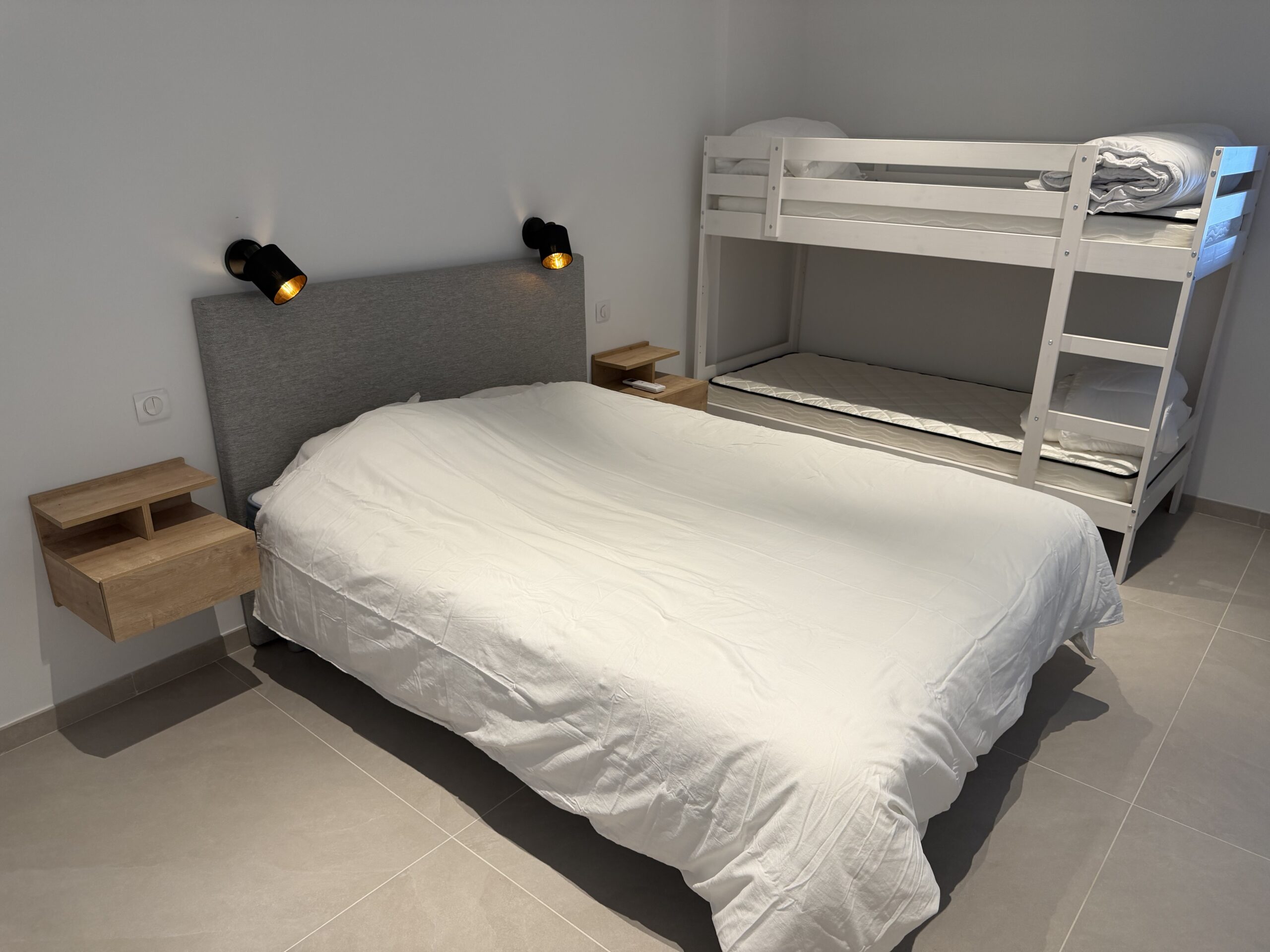 Chambre familiale avec lit Queen Size et lits superposés