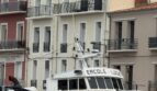 Façade de l’immeuble au bord du canal à Sète