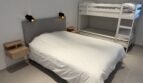 Chambre familiale avec lit 160 × 200 et lits superposés 90 × 200