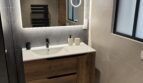 Meuble vasque et miroir éclairé de la salle de bain
